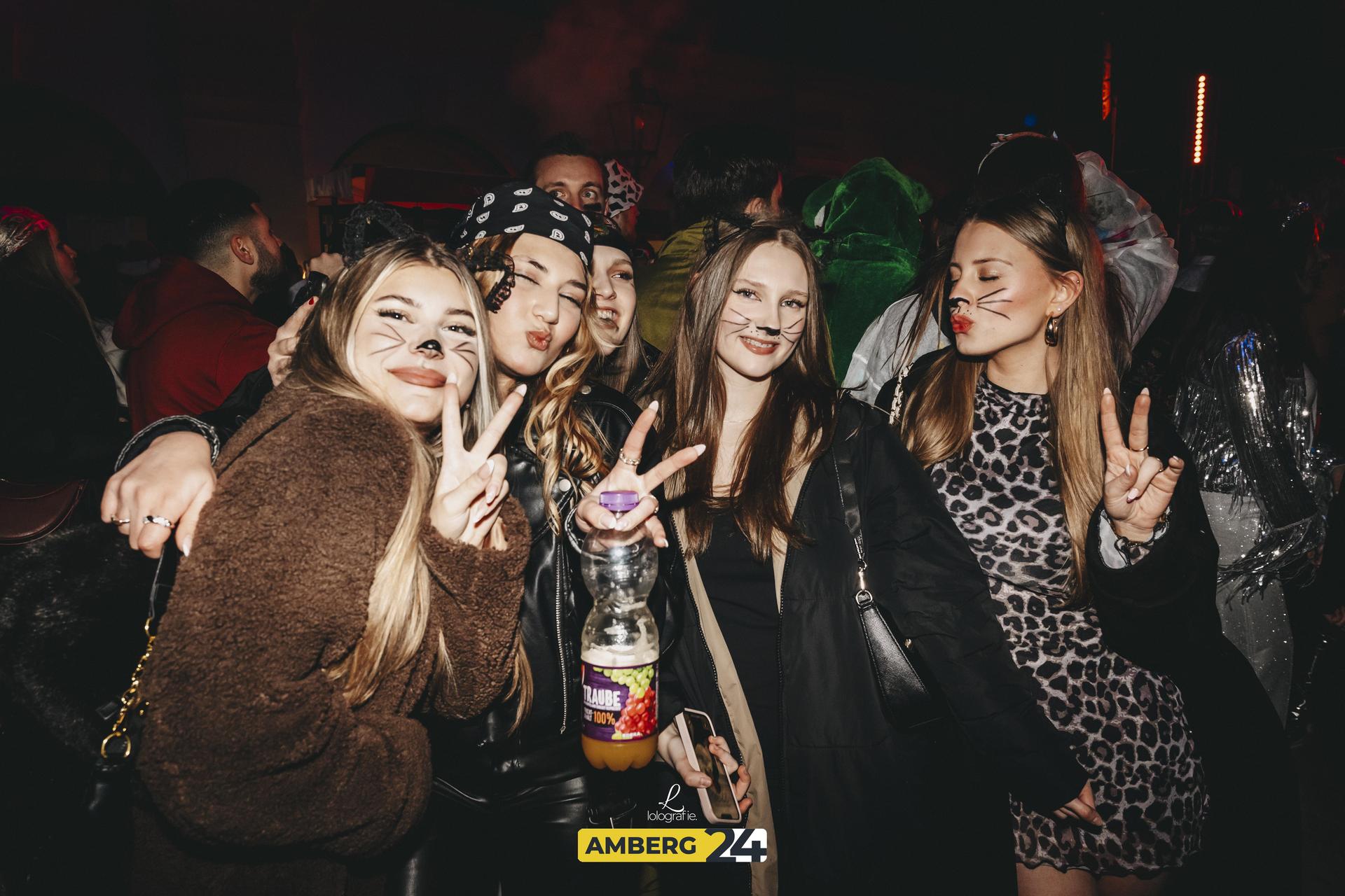 Die Hexennacht wurde auch im Innenhof der Drei Höfe gefeiert. (Bild: Leonie Hartung)