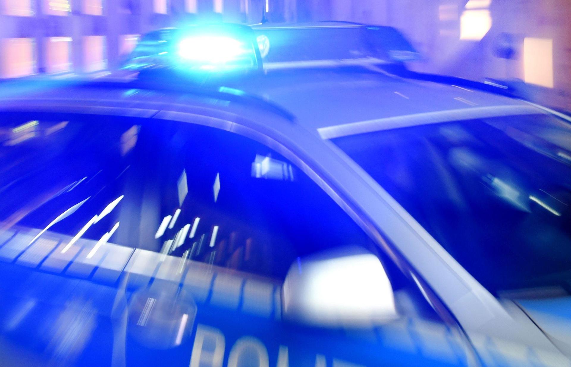Ein geparkter Audi wurde in Amberg von einem unbekannten Fahrer beschädigt.  (Symbolbild: Carsten Rehder/dpa)