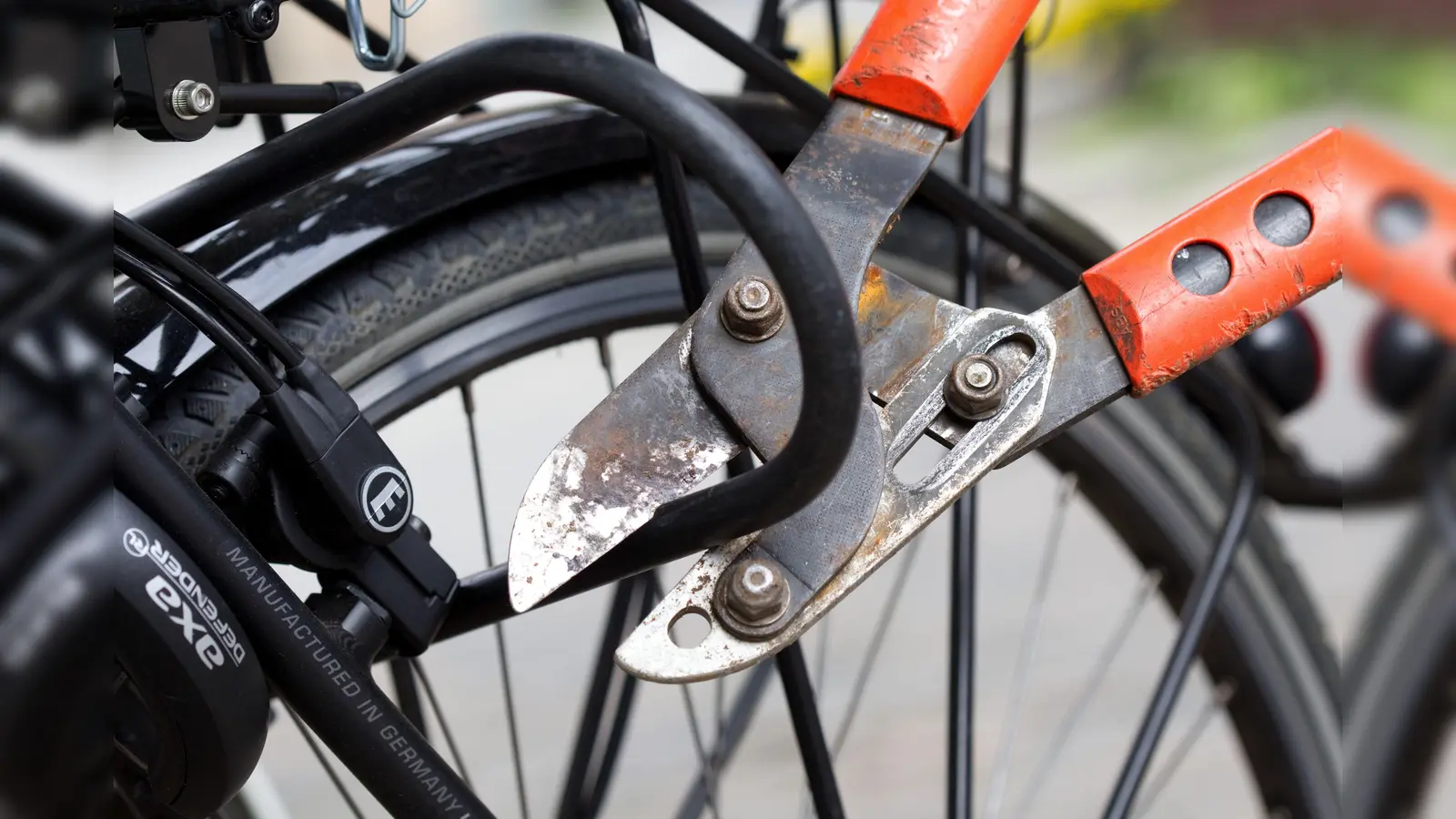 Zu einem Fahrraddiebstahl ist es am Freibad in Auerbach gekommen. (Symbolbild: Friso Gentsch/dpa)