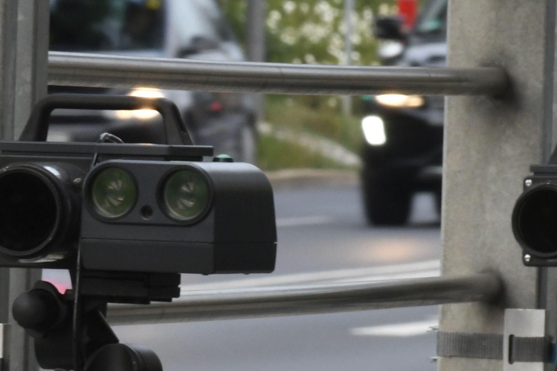 Der Verkehrspolizei Amberg gingen von Freitag bis Sonntag an verschiedenen Orten weit über hundert Fahrer in die Radarfalle.  (Symbolbild: Petra Hartl)