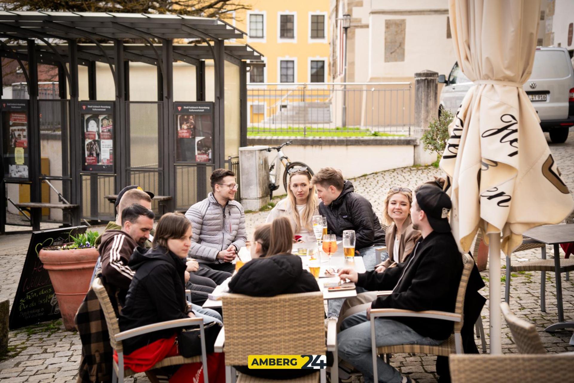 Daydrinking am Ostersonntag im Herzog. (Bild: Julia Bär)
