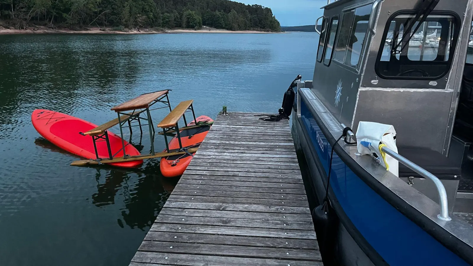 Das Trio war auf einer Konstruktion aus Surfbrettern und einer Bierbank auf dem Brombachsee unterwegs.  (Bild: Polizei Mittelfranken/dpa)