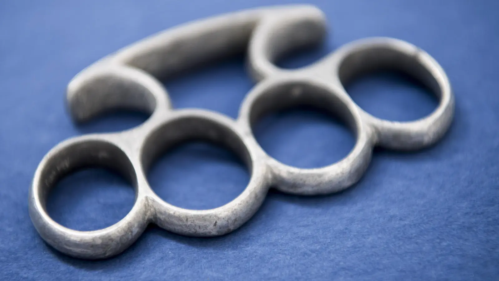 In Kümmersbruck werden drei Jugendliche mit einem Schlagring und Drogen erwischt. Die Polizei ermittelt. (Symbolbild: Malte Christians)