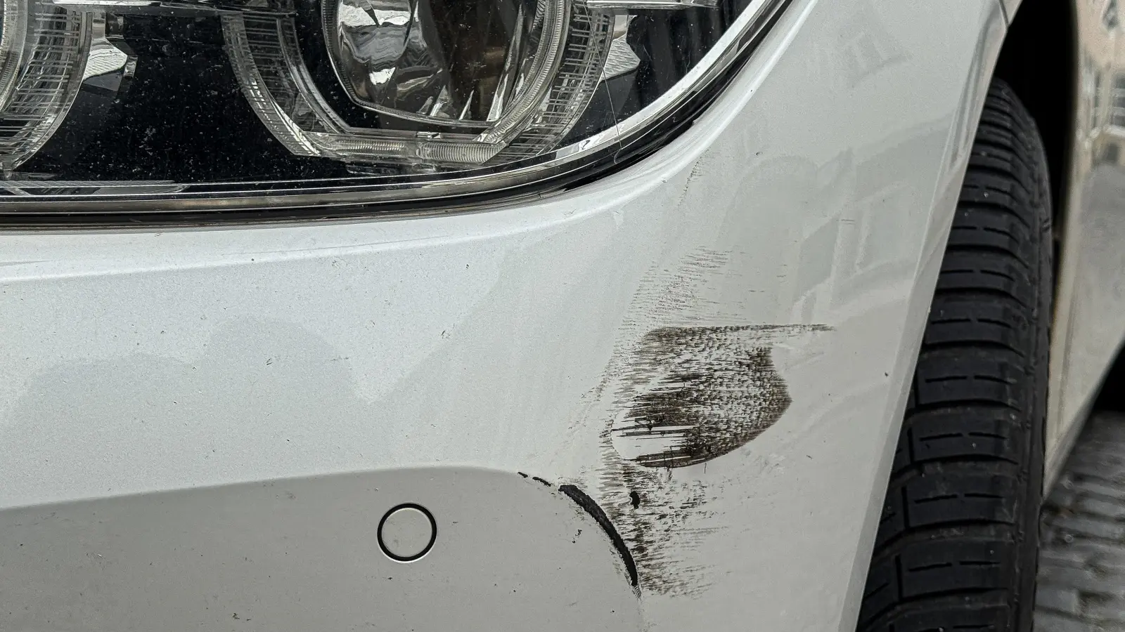 Ein unbekannter Autofahrer hat einen geparkten Opel in Kümmersbruck beschädigt.  (Symbolbild: Stephan Huber)