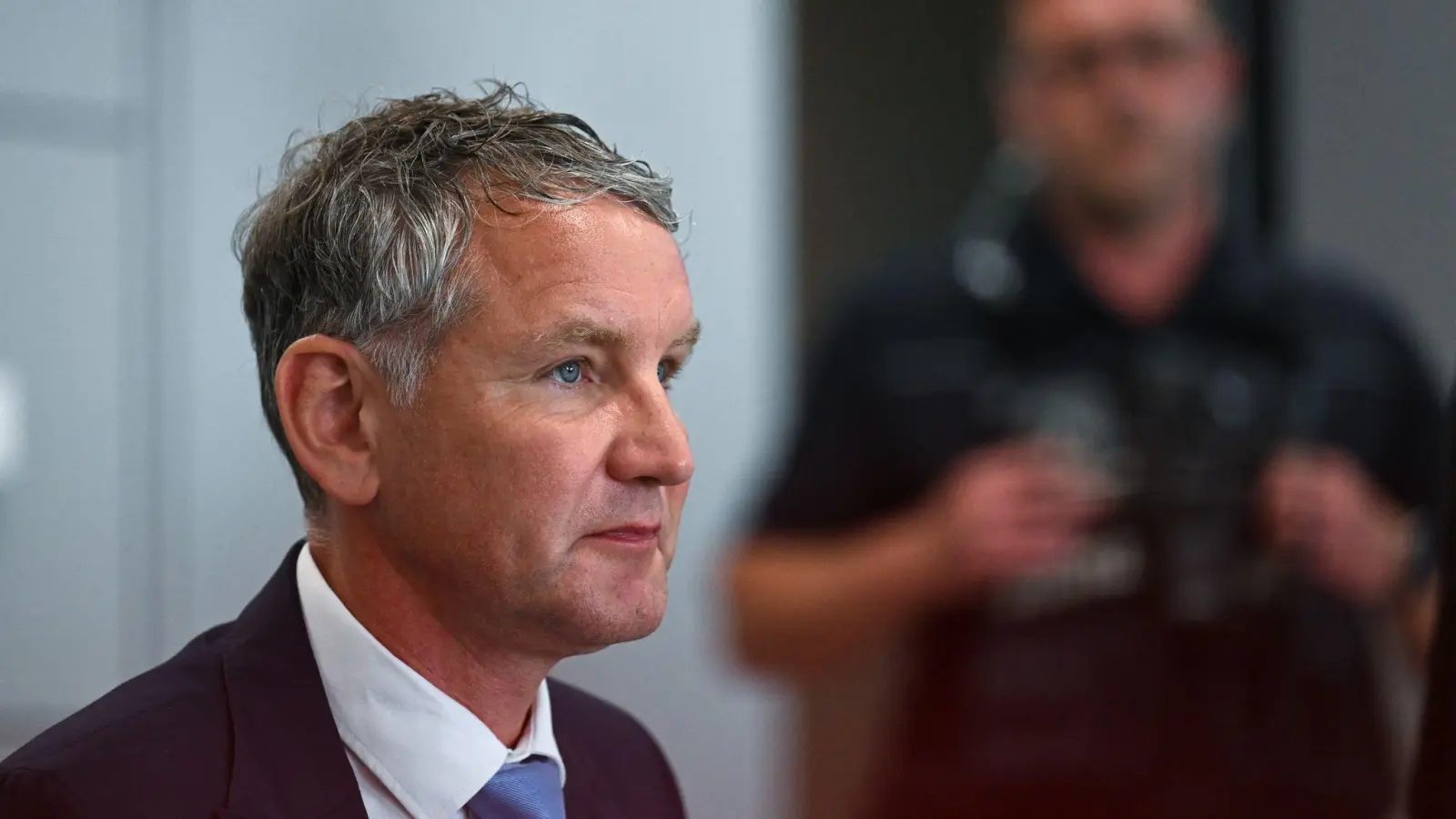 Björn Höcke muss sich erneut wegen der Verwendung einer verbotenen Losung der SA verantworten. (Bild: Hendrik Schmidt/dpa Pool/dpa)