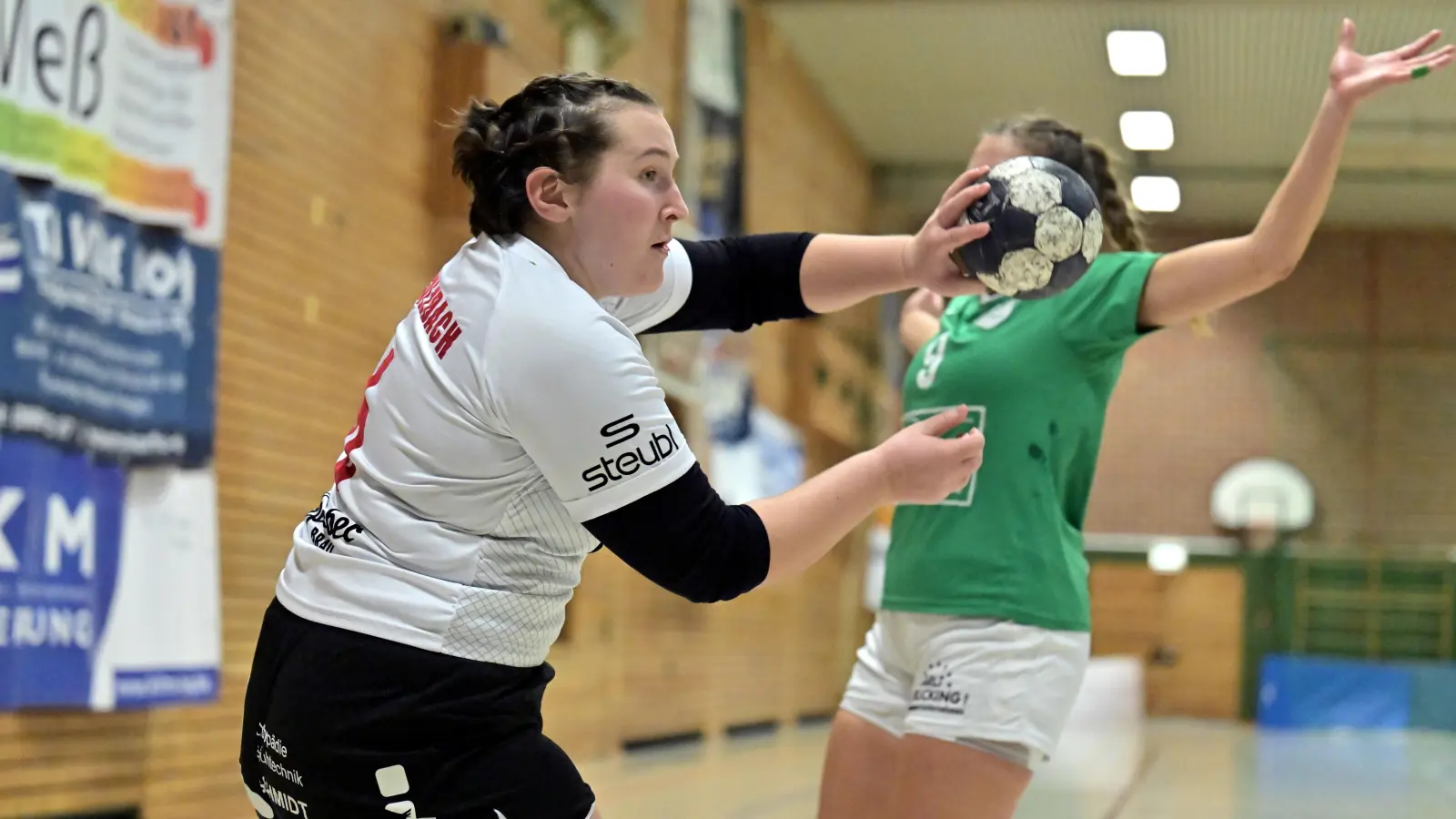 Katharina Mutzbauer (links/Szene aus einem früheren Spiel) und die Teamkolleginnen vom HC Sulzbach empfangen den Tabellenvorletzten Estenfeld. (Archivbild: Hubert Ziegler)