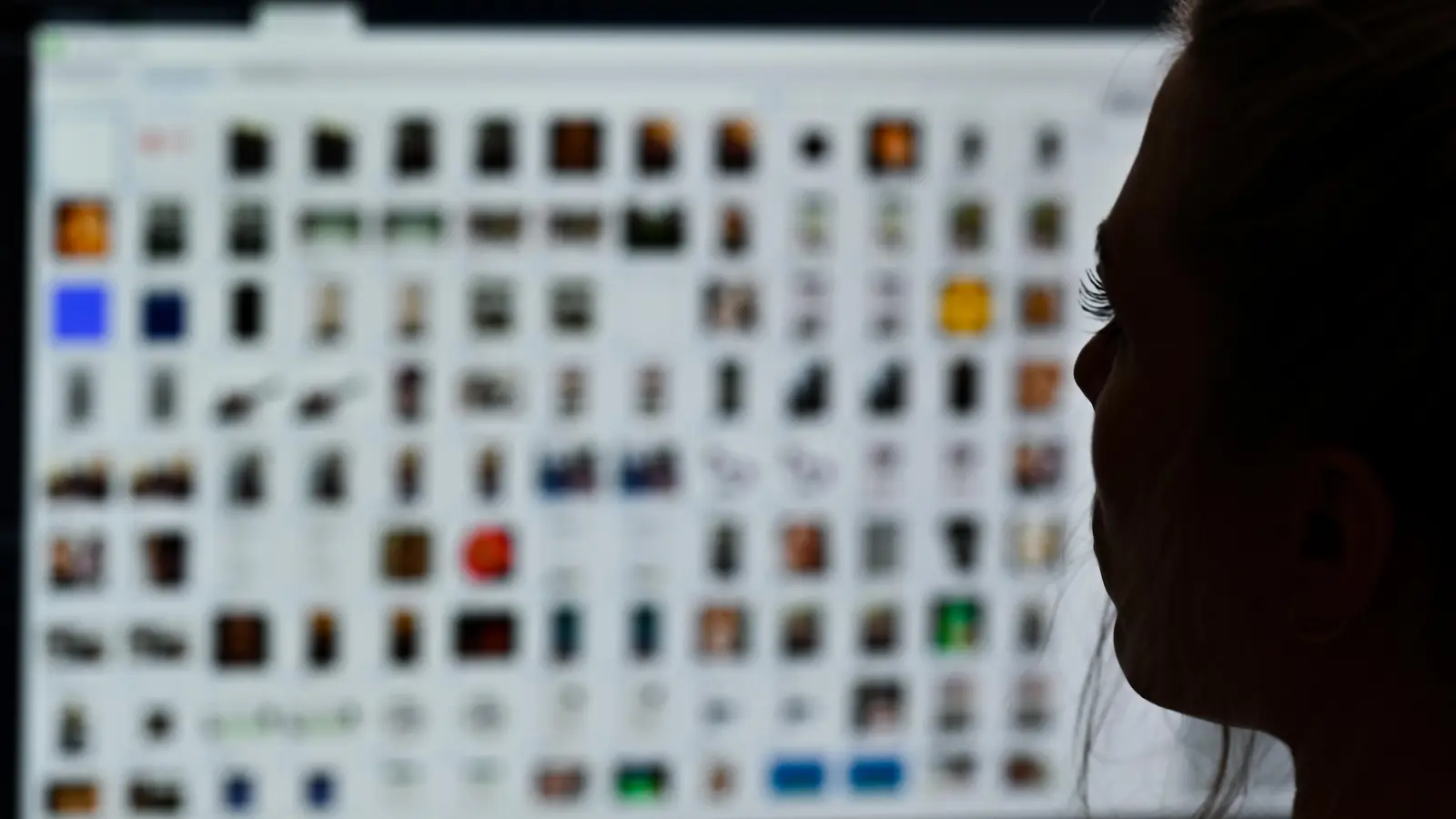 Die Kriminalpolizeiinspektion Amberg hat mehrere Hausdurchsuchungen im Kampf gegen Kinderpornografie durchgeführt. Zahlreiche Beweismittel wurden sichergestellt. Diese werden nun ausgewertet. (Symbolbild: Arne Dedert/dpa)