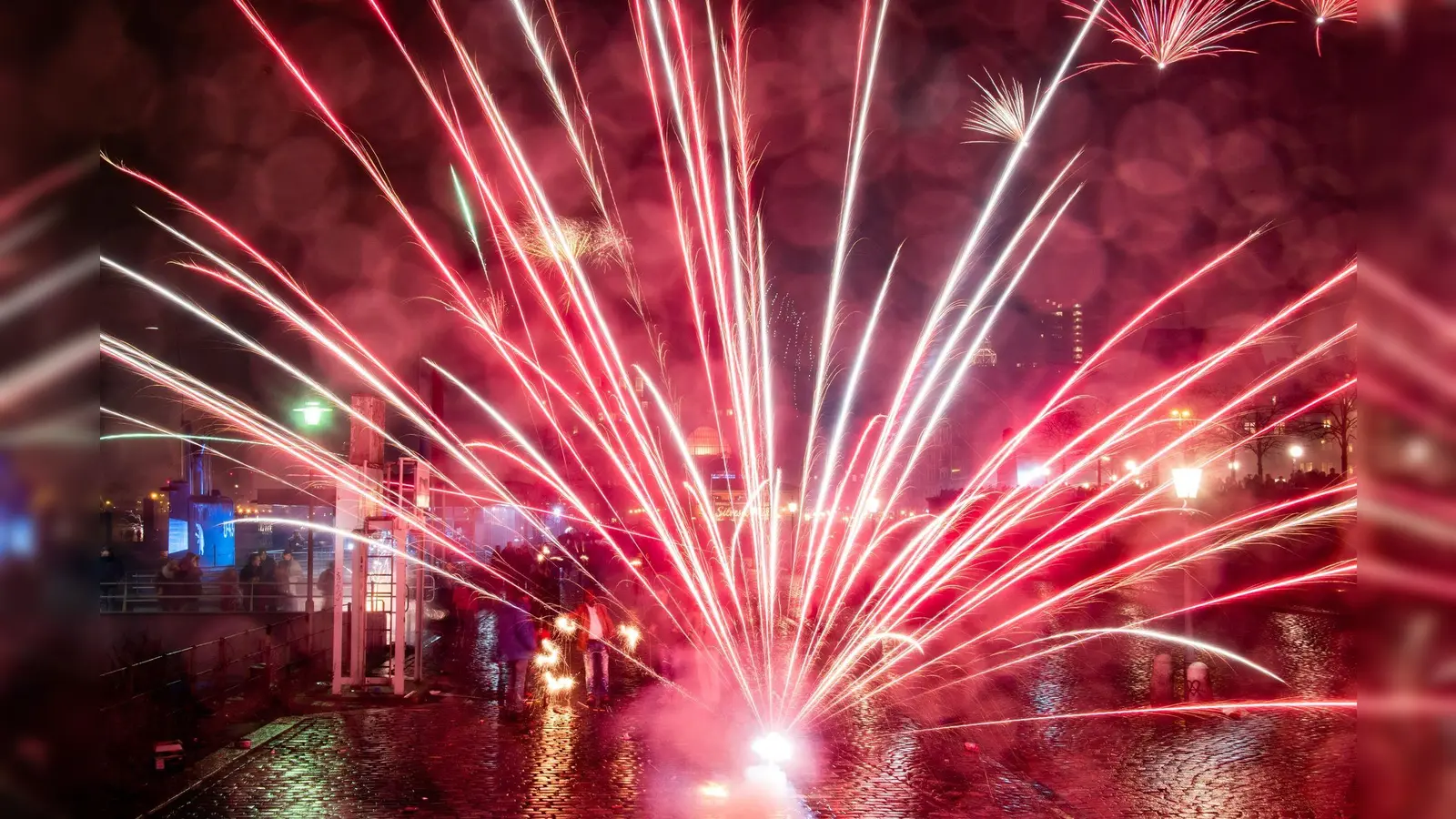 An Silvester könnt ihr in Amberg richtig feiern.  (Symbolbild: Axel Heimken/dpa)