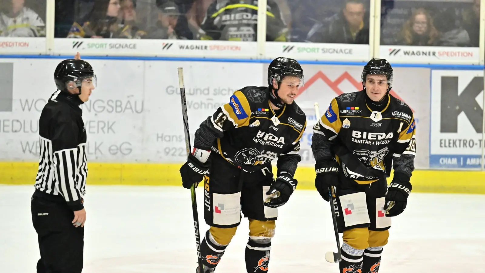 Nolan Gardiner (Mitte) und Brendan Walkom (rechts) sind bis dato die Top-Scorer beim ERSC Amberg (Bild: Hubert Ziegler)