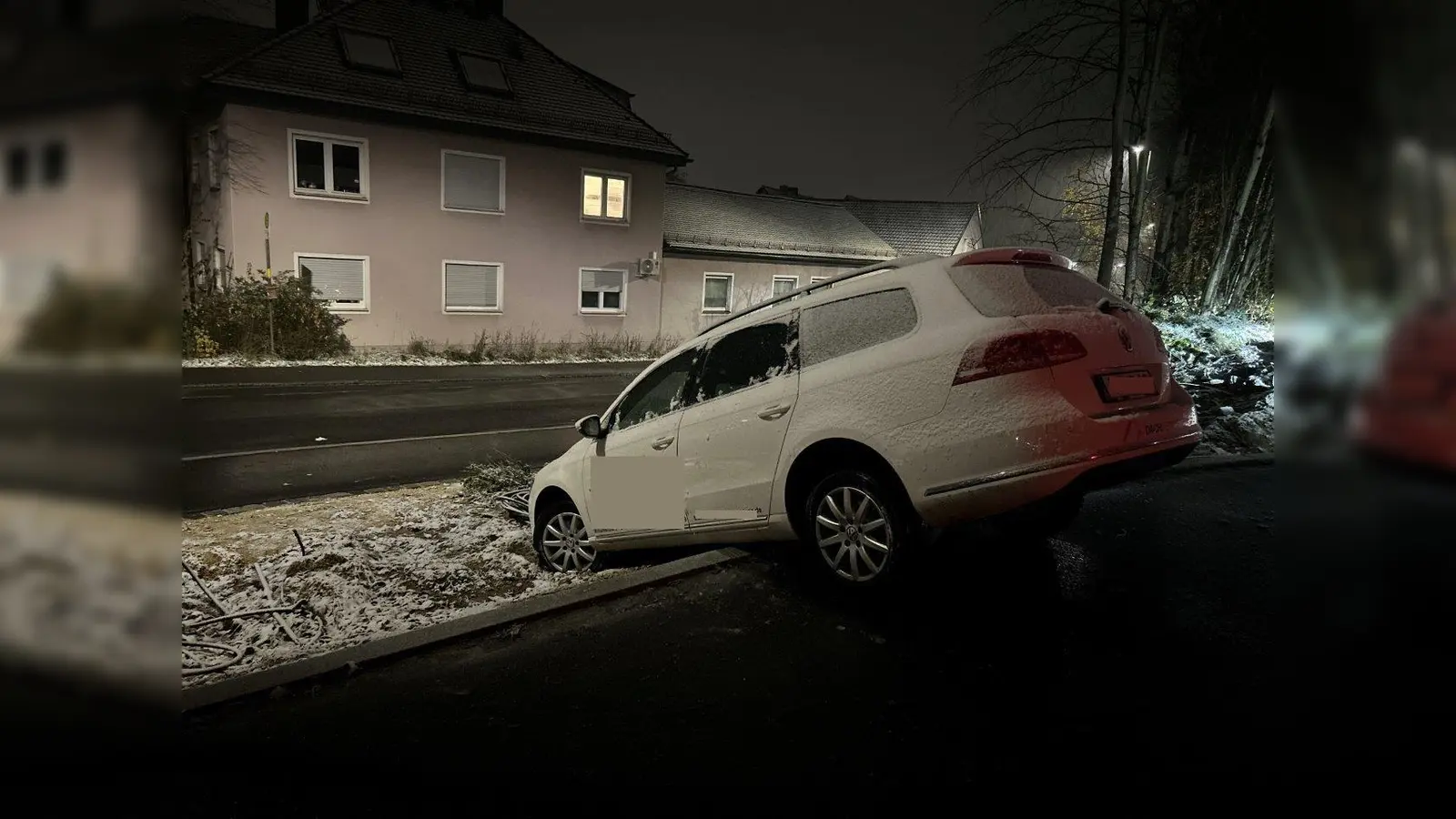 Der VW-Passat musste bis am nächsten Tag so stehenbleiben. (Bild: Polizei Sulzbach-Rosenberg)
