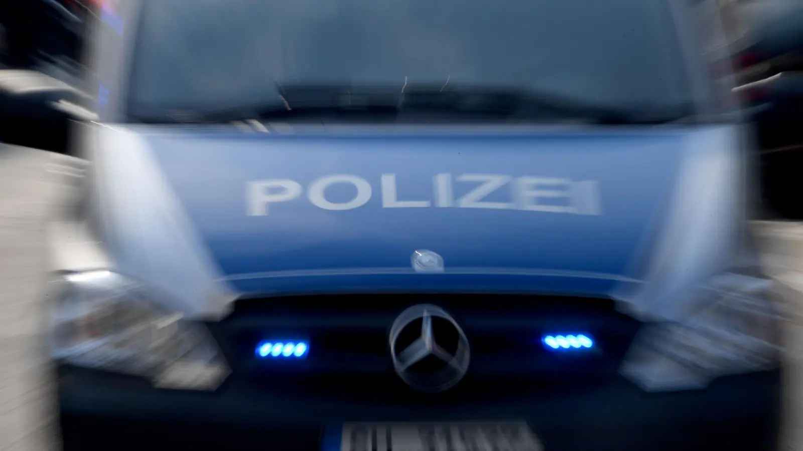 In Vilseck wurde die Polizei zu einer Unfallflucht gerufen. (Symbolbild: Carsten Rehder/dpa)