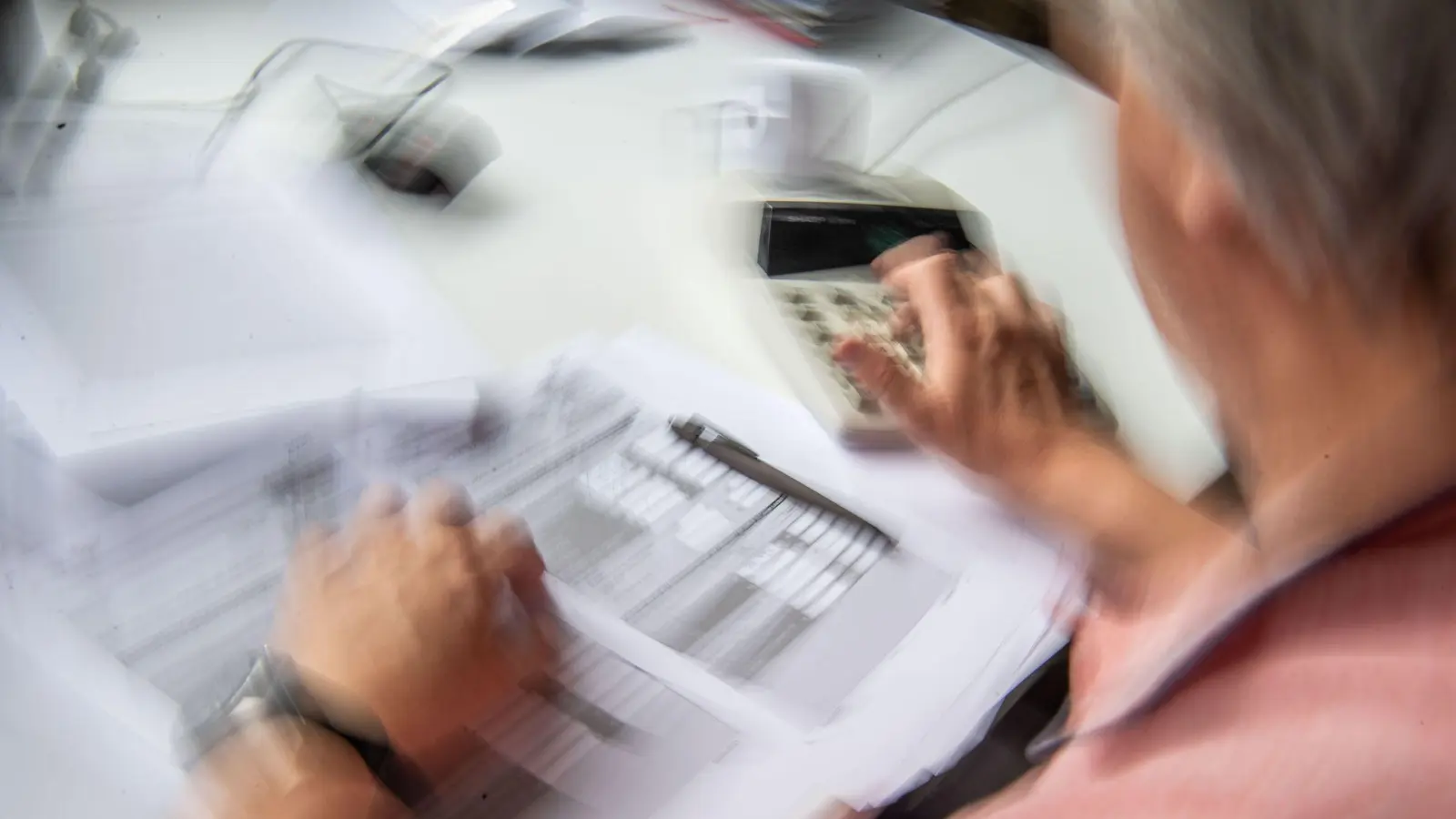 Mit gefälschten Steuerbescheiden wollen die Betrüger in verschiedenen Bundesländern an Geld kommen. (Symbolbild) (Bild: Lino Mirgeler/dpa)