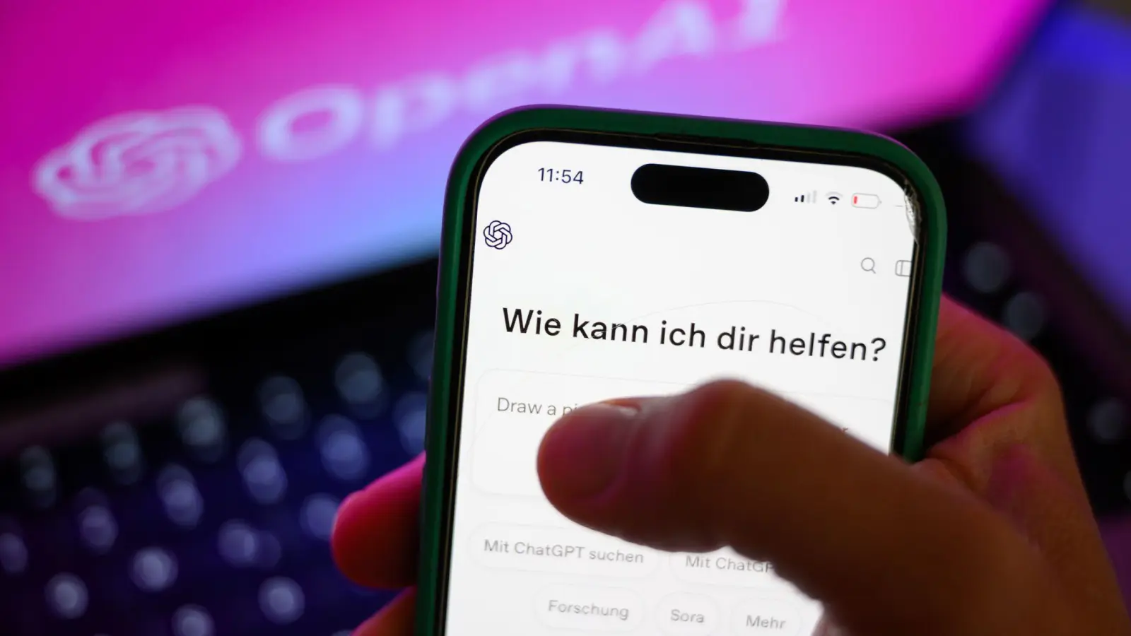 Vor allem junge Menschen befragen KI-Chatbots wie ChatGPT auch zu intimen Problemen.  (Symbolbild: Hendrik Schmidt/dpa/dpa-tmn)