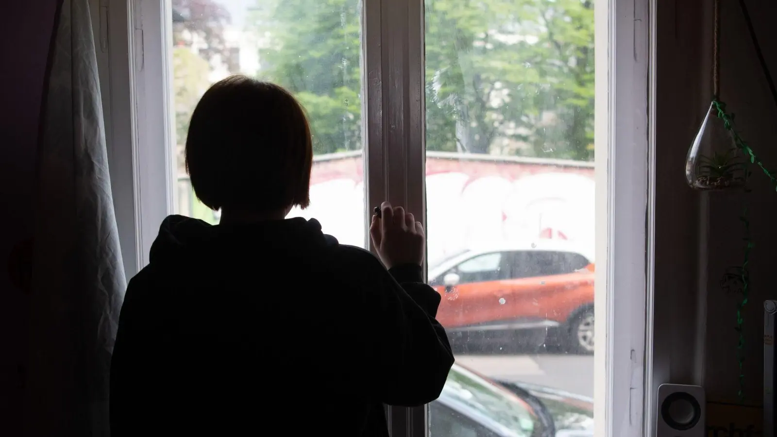 Kinder haben nach Experteneinschätzung in der Pandemie besonders unter Einsamkeit gelitten. (Symbolbild: Paul Zinken/dpa)