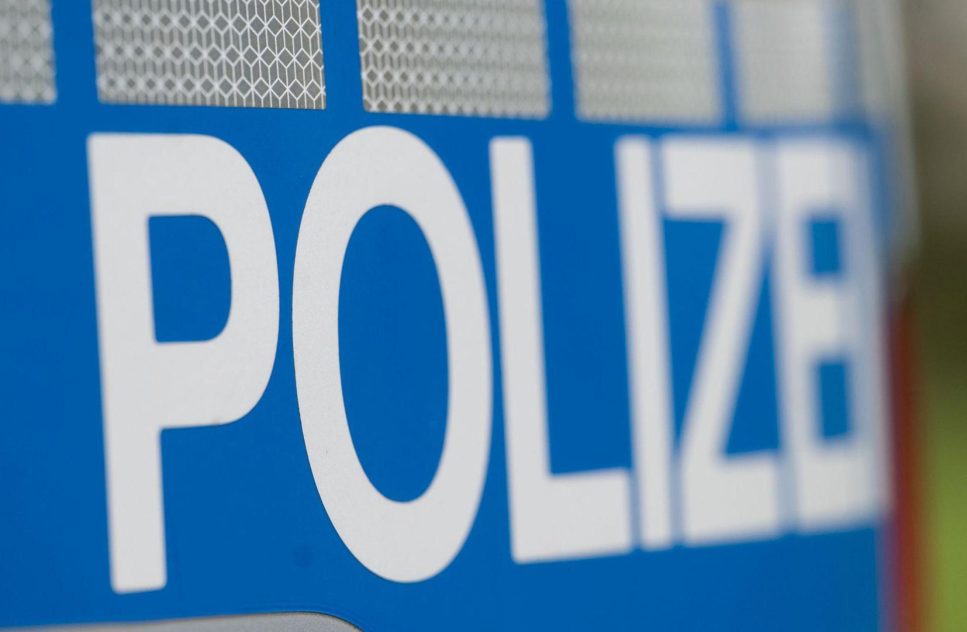Ein Einsatzfahrzeug der Polizei. (Bild: Marijan Murat/dpa/Symbolbild)