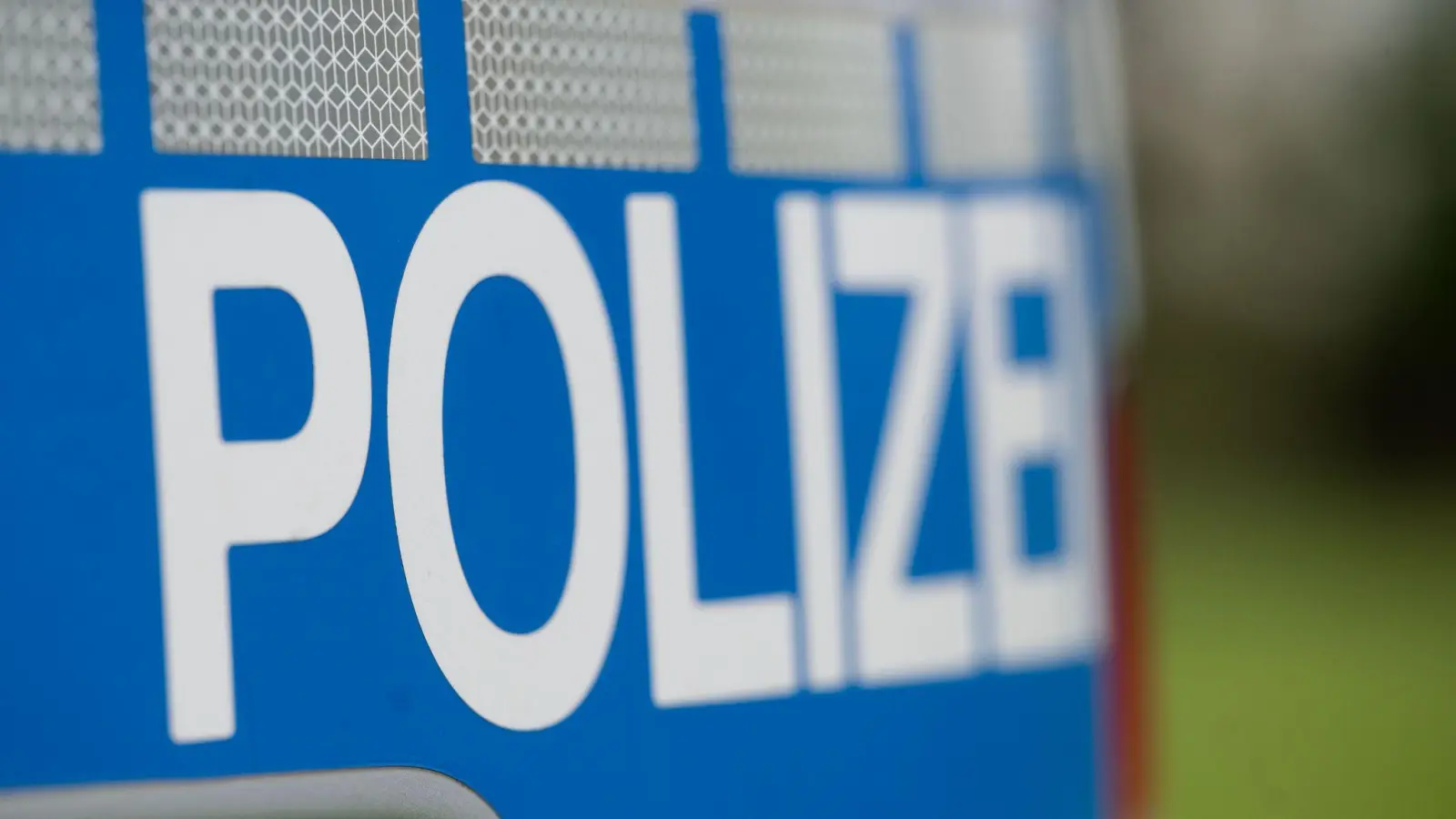 Ein Einsatzfahrzeug der Polizei. (Bild: Marijan Murat/dpa/Symbolbild)