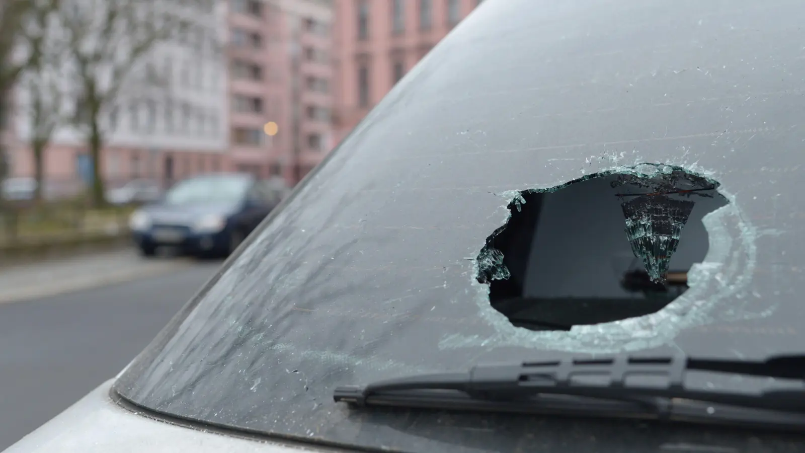 Ein Unbekannter hat an der Luitpoldhütte die Fensterscheibe eines Autos eingeschlagen. (Symbolbild: Rainer Jensen)