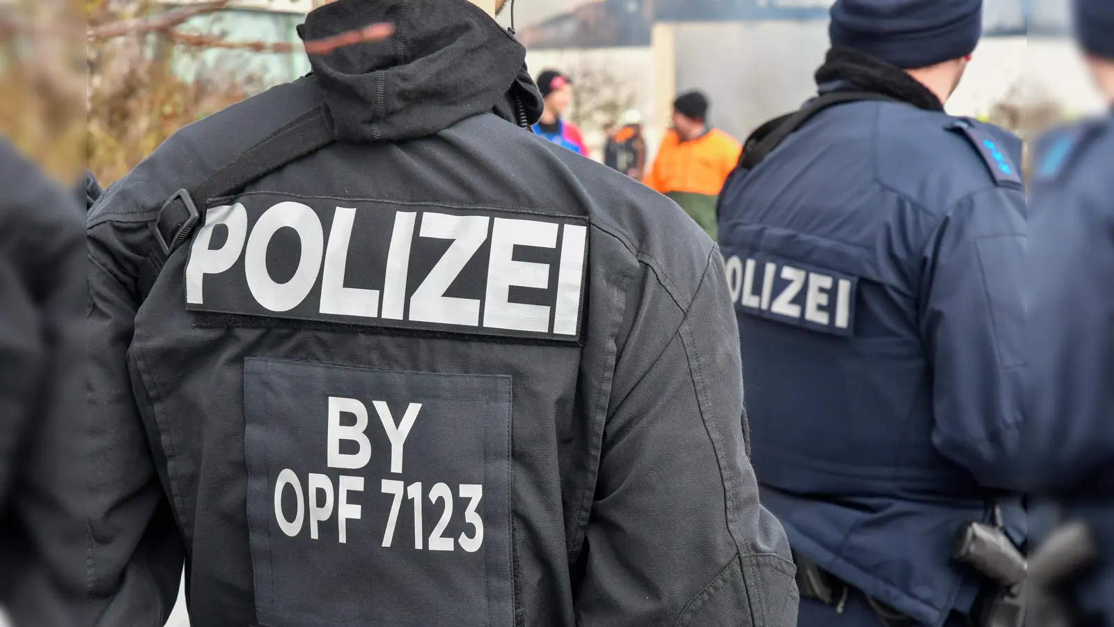 Zahlreiche Polizeibeamte beteiligten sich an einer Fahndung, nachdem ein junger Mann einen Raub am Bahnhof in Sulzbach-Rosenberg gemeldet hatte.  (Symbolbild: Petra Hartl)