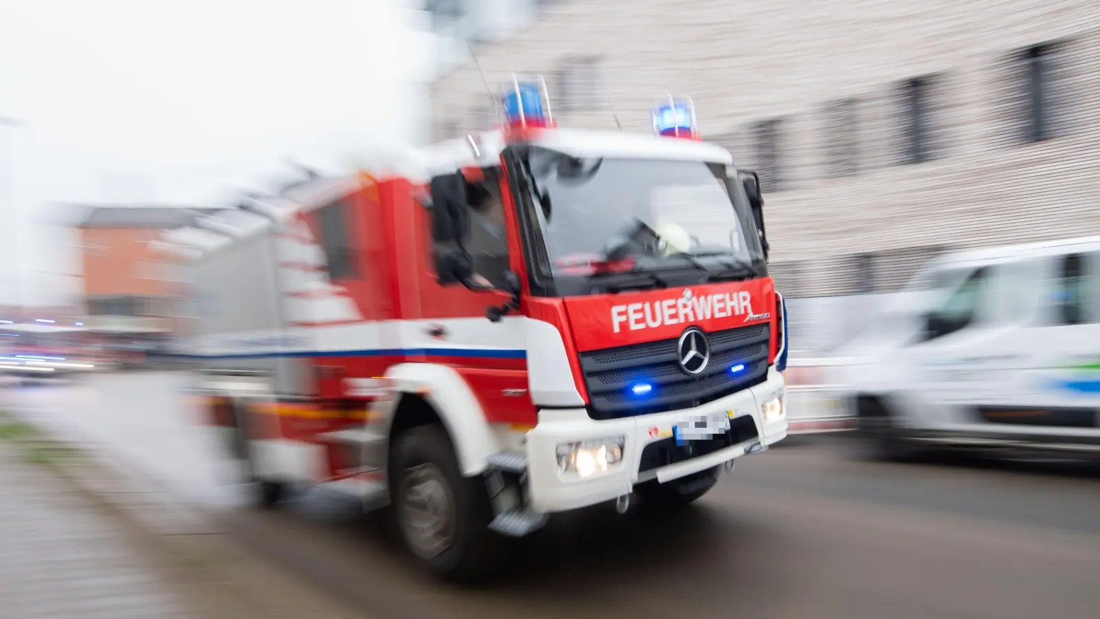 Auf der A93 bei Regensburg hat ein Porsche gebrannt. (Bild: Julian Stratenschulte)