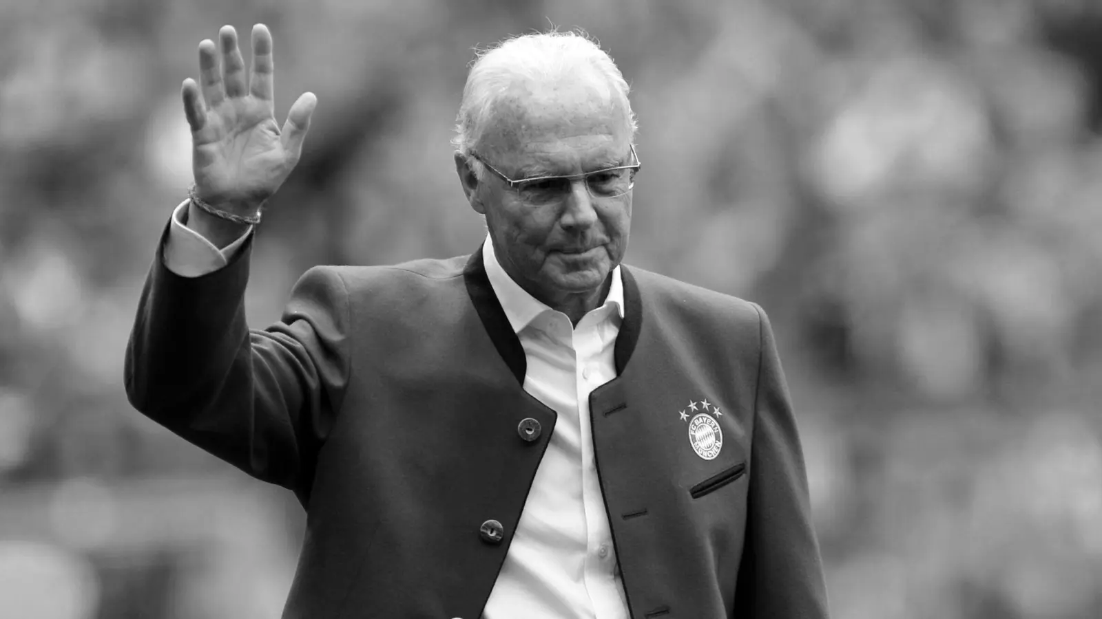 Ehrenpräsident Franz Beckenbauer von München geht während der Präsentation der Meistermannschaften vor Spielbeginn zum Podium und winkt. (Bild: picture alliance / dpa)