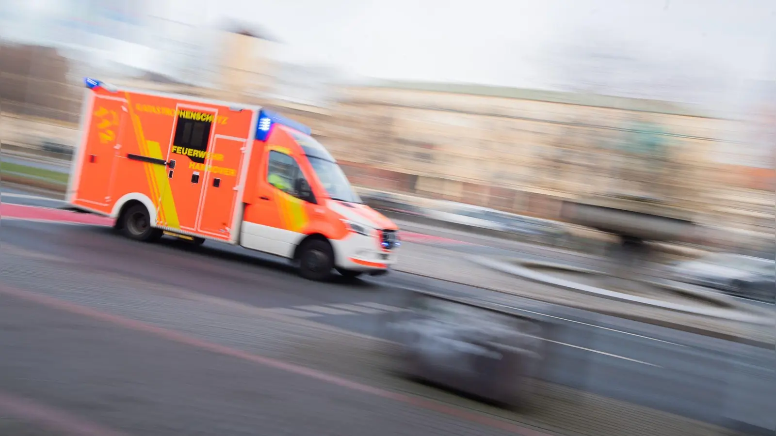 Ein Verkehrsunfall in Sulzbach-Rosenberg führte zu zwei Verletzten. (Symbolbild: Julian Stratenschulte/dpa)