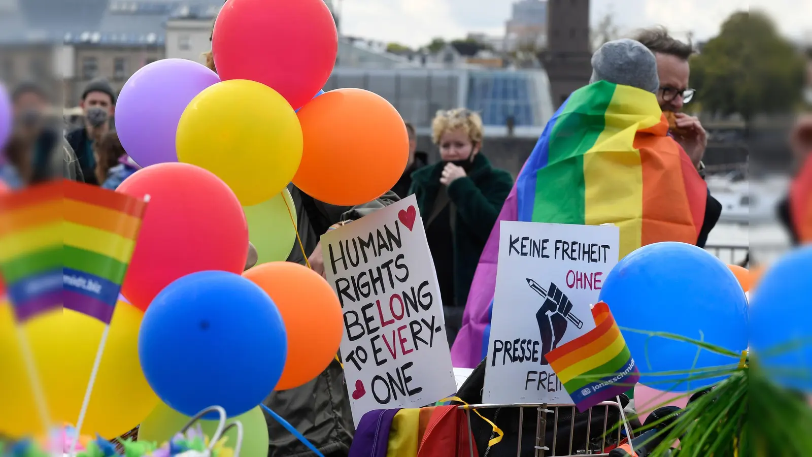 Auf der Demo dürfen bunte Schilder natürlich nicht fehlen. Hier ein Beispiel vom CSD in Köln 2020.  (Symbolbild: Roberto Pfeil/dpa)