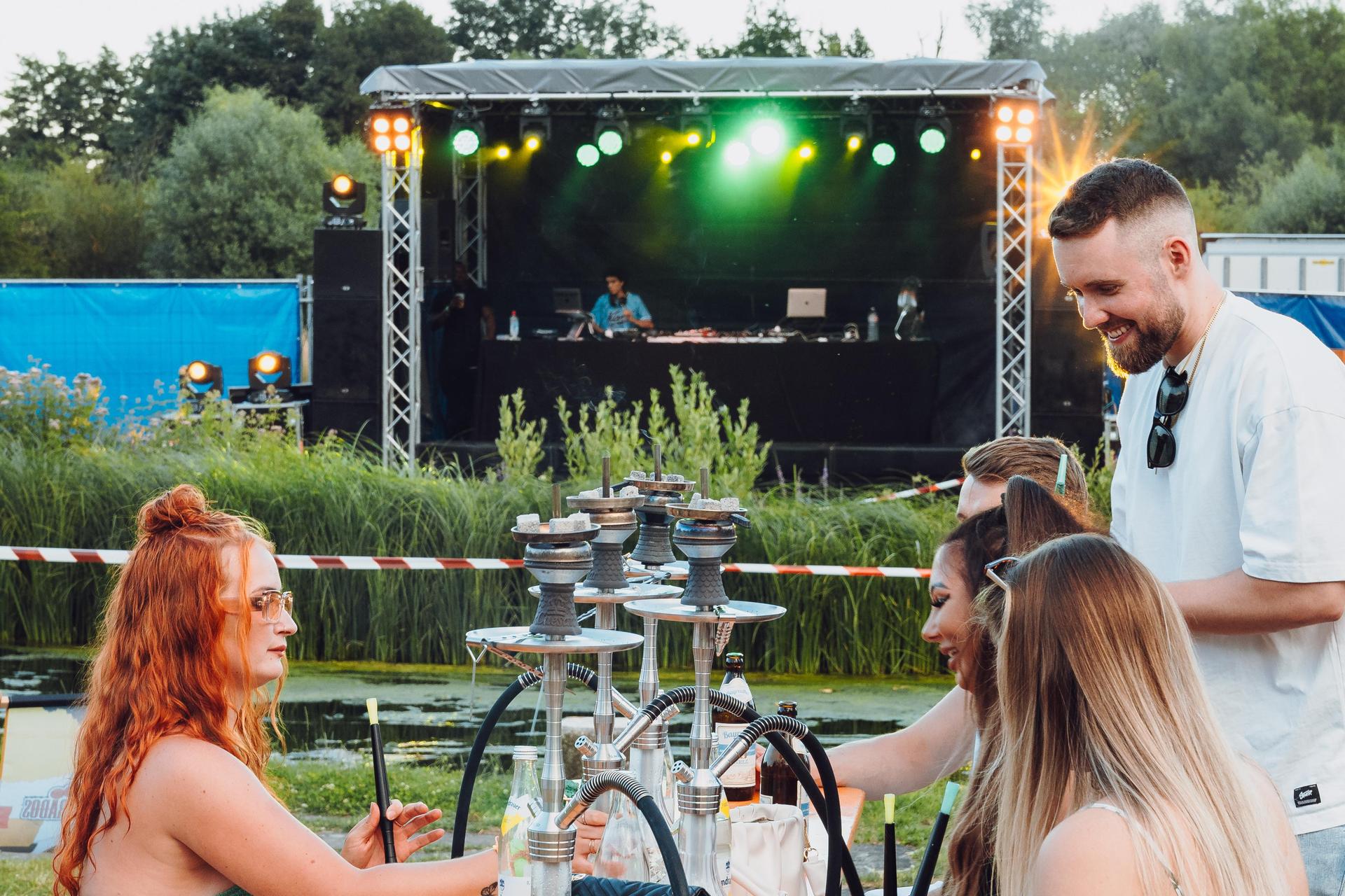 Shisha, Drinks und guter Hip-Hop. So war's am Hip-Hop BBQ in Amberg.  (Bild: Denise Helmschrott)