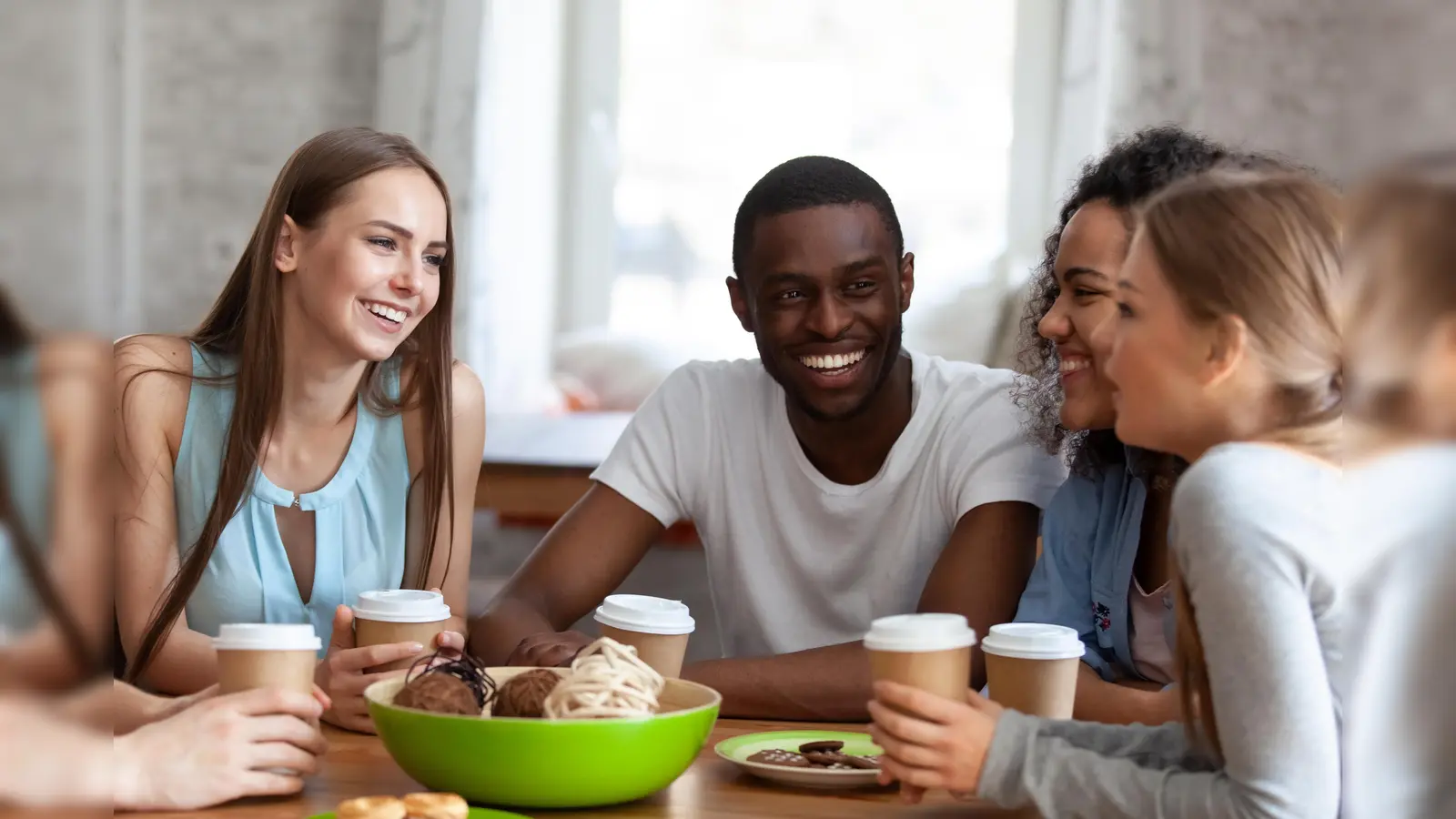 Spaß haben und dabei Deutsch lernen: Das geht im Sprachcafé beim Bürgertreff. (Symbolbild: fizkes/Adobe Stock)