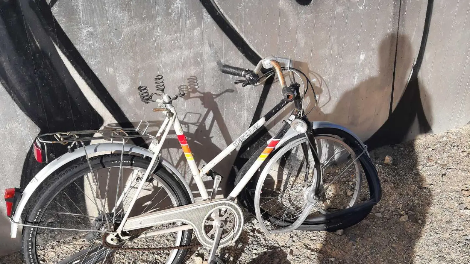 Dieses Fahrrad entdeckte der Triebfahrzeugführer im Gleisbereich. (Bild: Deutsche Bahn AG)