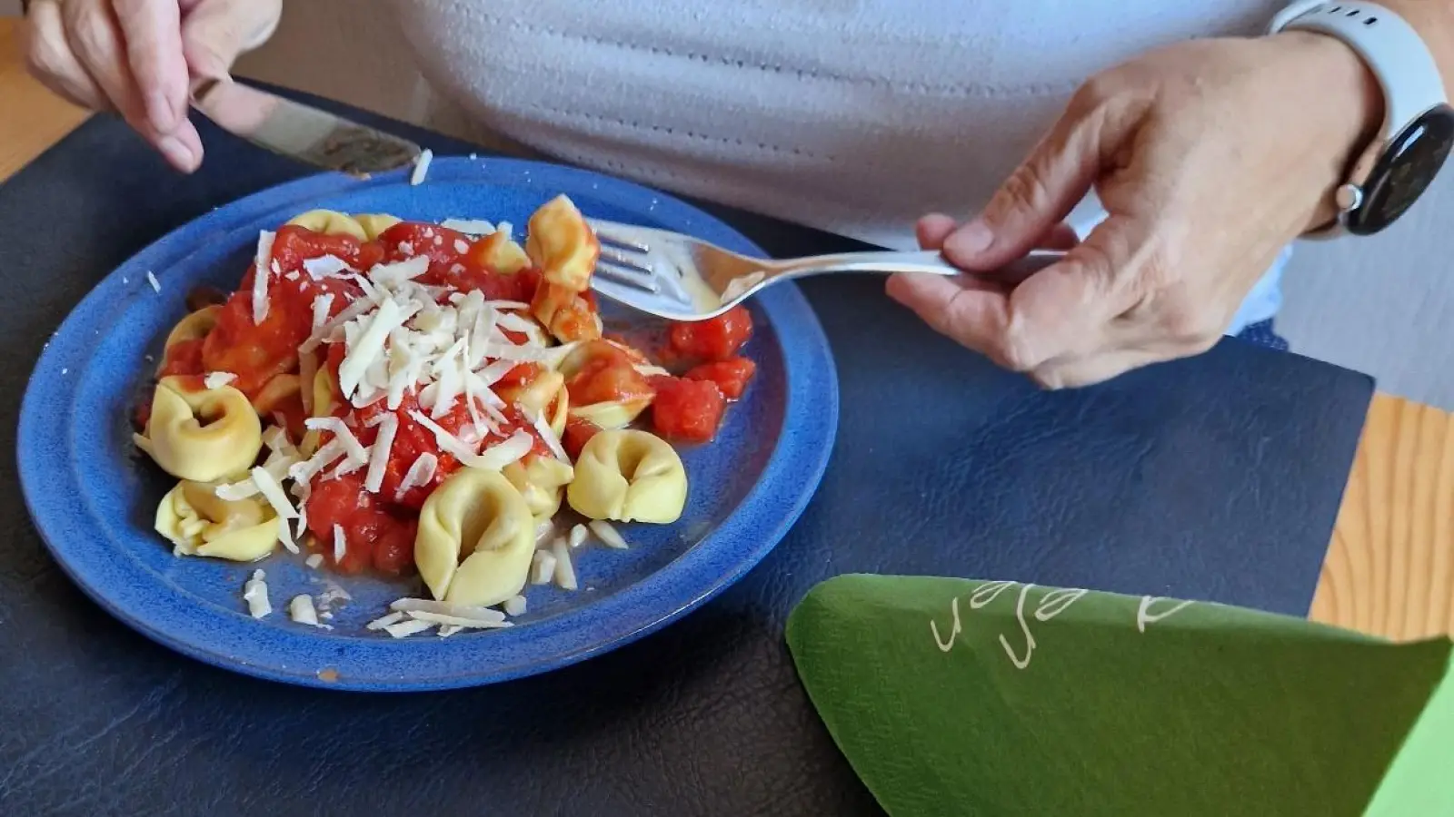 Pasta gehört zu den Lieblingsspeisen der Deutschen. Manchmal sind sie gefüllt, etwa die runden Tortellini oder Tortelloni. Solche Nudeln sollen bei mehreren Gästen einer Pizzeria im Landkreis Schwandorf eine Art Lebensmittelvergiftung ausgelöst haben. Jetzt ermittelt die Kriminalpolizei. (Symbolbild: td)