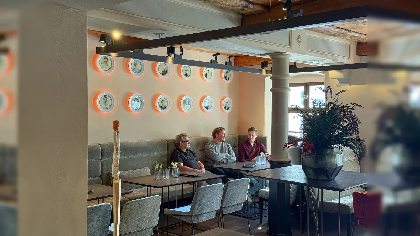 Herbert Hottner (von links), Michael Lier und Michael Belmer sitzen dort, wo früher das Büro der Metzgerei Hottner gewesen ist (Bild: Petra Hartl)