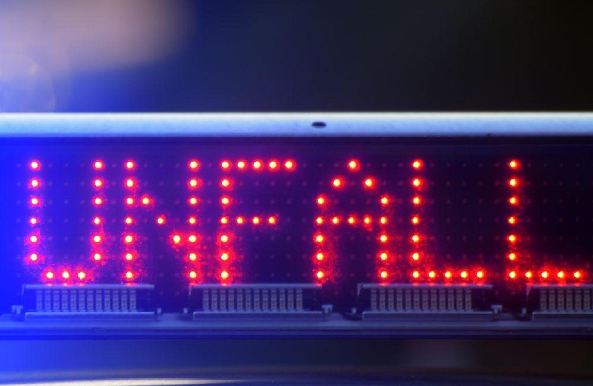 Der Unfall mit zehn Fahrzeugen verursachte Stau. (Symbolbild: Stefan Puchner/dpa)