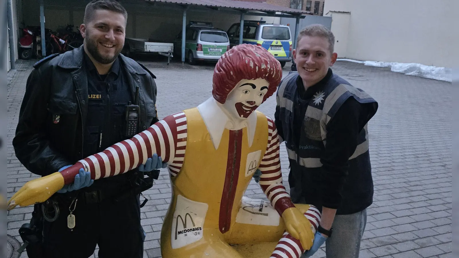 Da freut sich auch die Polizei: Die gestohlene Ronald-McDonald-Figur ist wieder da. (Bild: PI Schwandorf, PHMin Wexler)