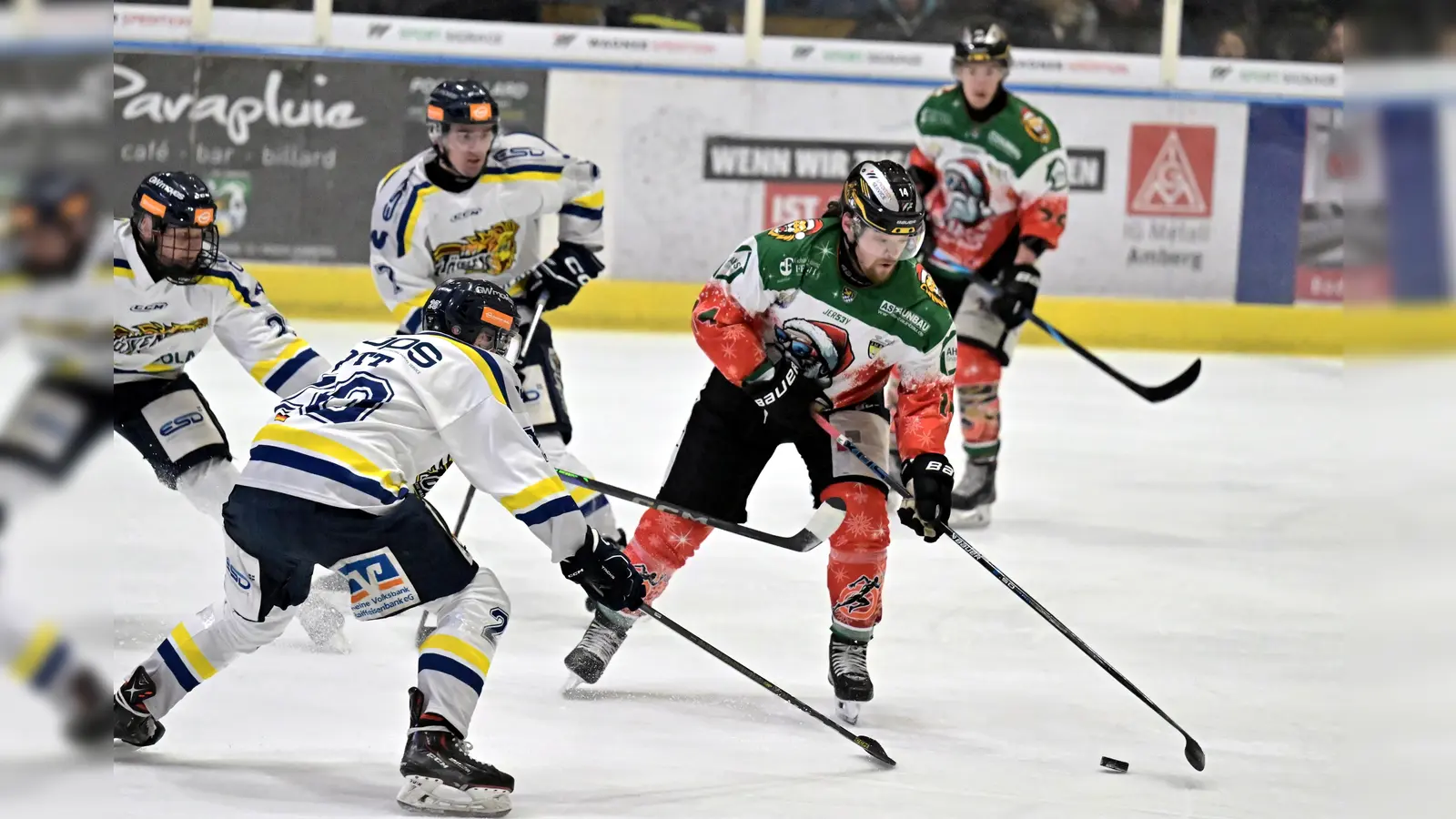 Der EHC Waldkraiburg setzte sich in der Eishockey-Bayernliga mit einem klaren 8:1 gegen den ERSC Amberg durch.  (Bild: Hubert Ziegler)