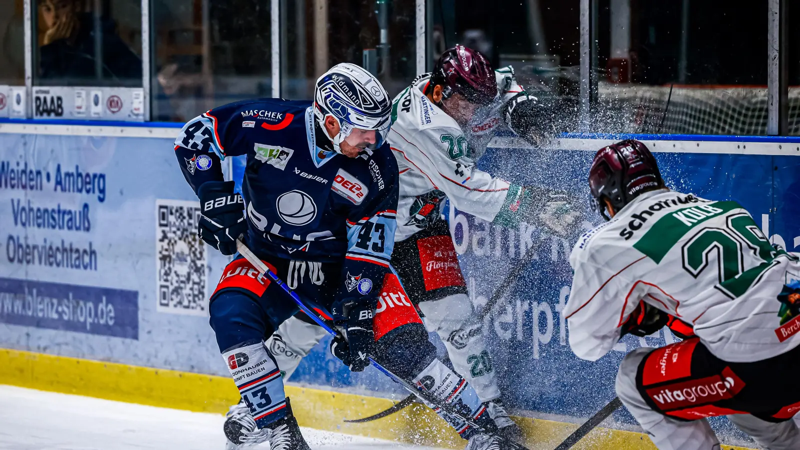 So wie hier zwischen dem Weidener Fabian Ribnitzky (links) und Manuel Strodel (Mitte) von den Starbulls Rosenheim ging es im letzten Testspiel über die gesamte Spielzeit ordentlich zur Sache. (Bild: Werner Moller)