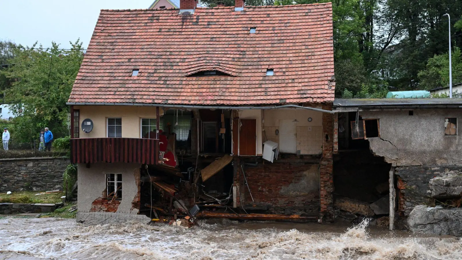 Hochwasser hat im polnischen Kurort Ladek-Zdroj (Bad Landeck) Schäden angerichtet. (Bild: Maciej Kulczynski/PAP/dpa)