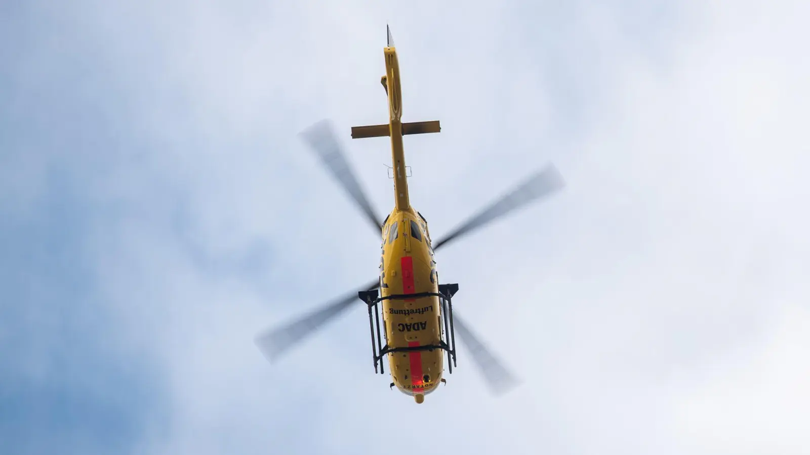 Ein Schwimmer in der Donau bei Regensburg löste einen Großeinsatz aus. (Symbolbild: Sebastian Gollnow/dpa)