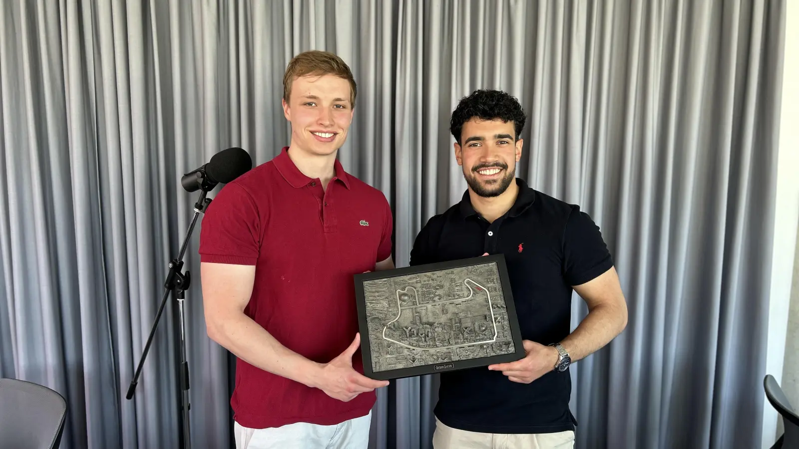 Björn Oeder und Tarek Saleh mit einem 3D-Druck. (Bild: Christoph Fuchs, Wirtschaftsförderung Amberg)