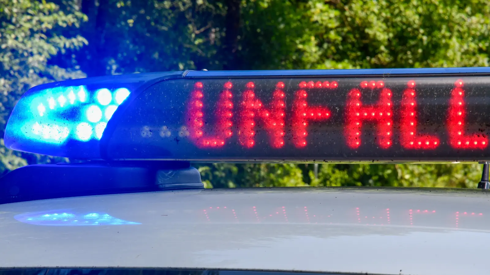 Laut Polizei hat ihn ein Autofahrer übersehen: In Amberg ist ein Leichtkraftradfahrer angefahren worden. (Symbolbild: Petra Hartl)