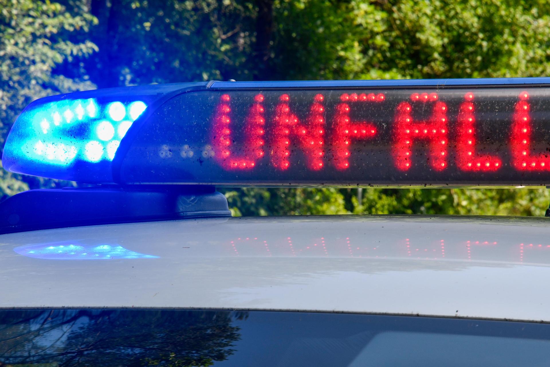 Die Polizei Auerbach sucht Zeugen, um den Ablauf eines schweren Verkehrsunfalls auf der B 85 zu klären. (Symbolbild: Petra Hartl)