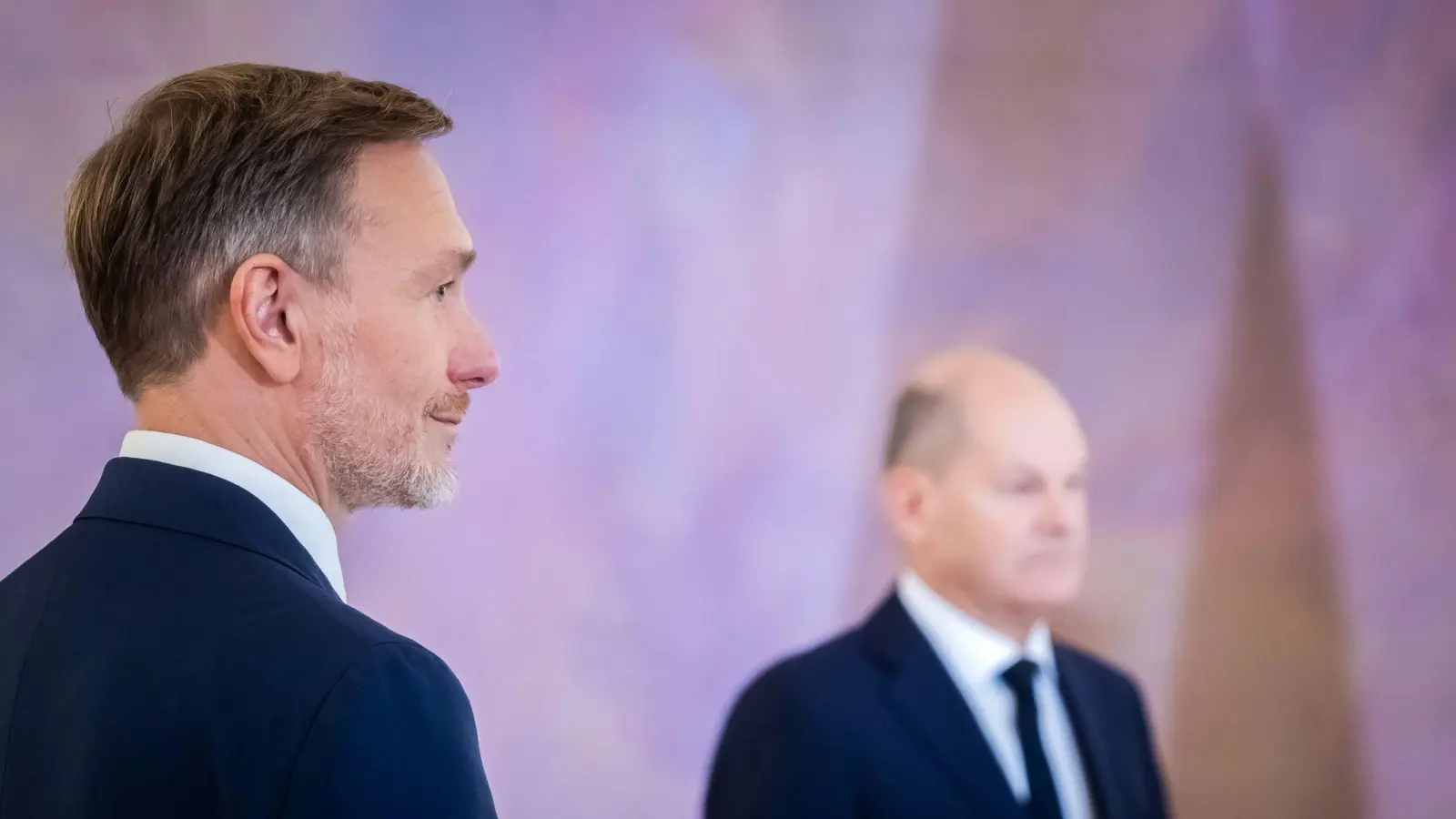 Ex-Finanzminister Lindner warf Kanzler Scholz eine „Entlassungsinszenierung“ vor - und steht nun selbst in der Kritik. (Archivbild) (Bild: Christoph Soeder/dpa)