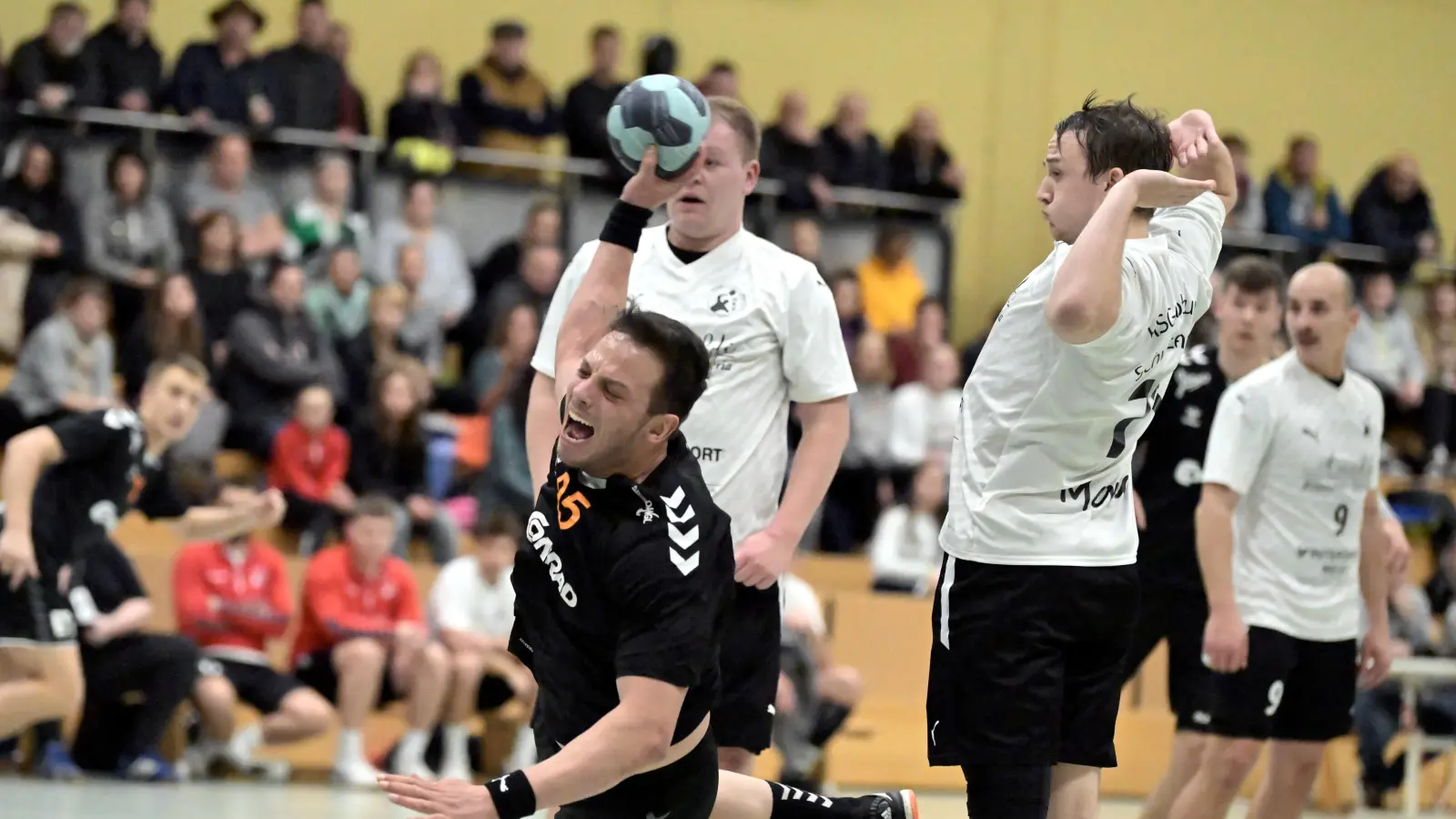 Ahmed Arrak (links) von der HG Amberg und seine Teamkollegen erwarten am Samstag im Heimspiel die HSG Erlangen/Niederlindach.  (Archivbild: Hubert Ziegler)