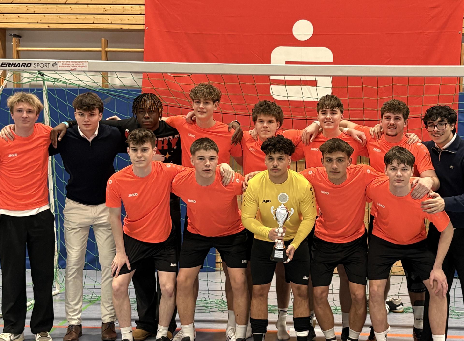 Die FOS/BOS Amberg mit dem Pokal des 1. Oberstufencups Amberg. Als Veranstalter sicherte sich die FOS/BOS den ersten Titel. (Bild: Lukas Büchold)