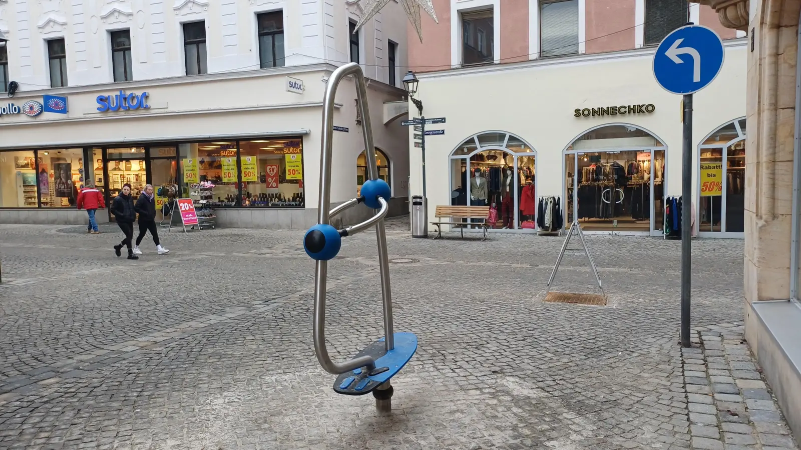 Ein neues Spielgerät in der Amberger Regierungsstraße sorgt für Lacher bei der Podiumsdiskussion – das ist ein Teil der Innenstadt-Million. (Bild: Theresa Bruischütz)