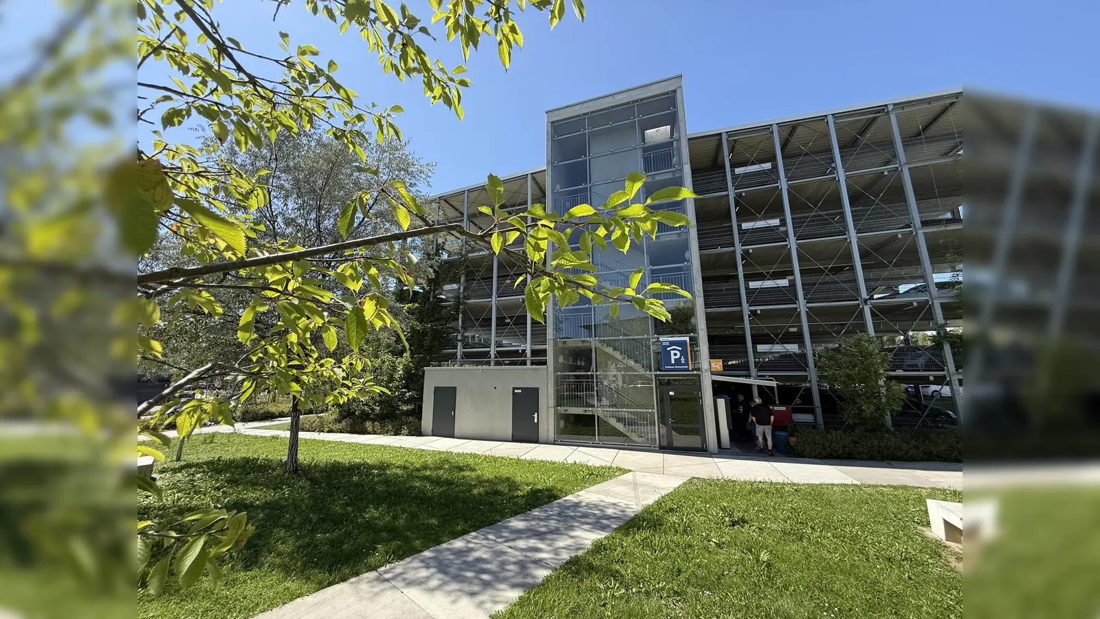 Das Treppenhaus der Parkgarage von der Marienstraße aus gesehen. Links daneben ist ein Anbau mit zwei Türen. Die rechte Tür ist der Eingang zum WC. (Bild: upl)