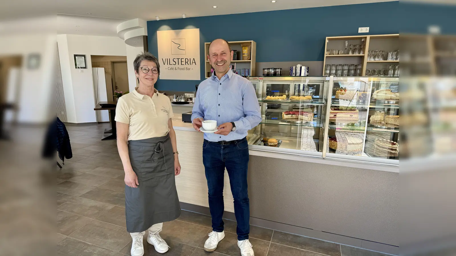 Bürgermeister Hans Ram ist direkter Nachbar des Café. Klar, dass er gerne vorbeischaut und Theres Eiletz beglückwünscht. (Bild: upl)