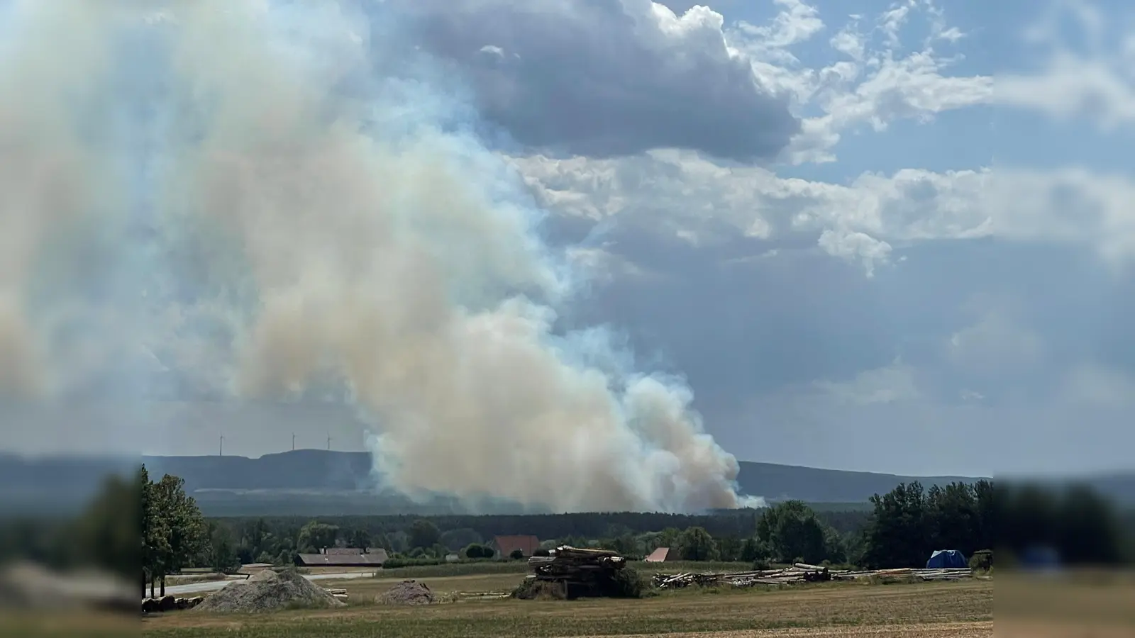 Bei Holzhammer, einem Ortsteil von Schnaittenbach, ist am Montagmittag ein Waldstück in Brand geraten. (Bild: za)