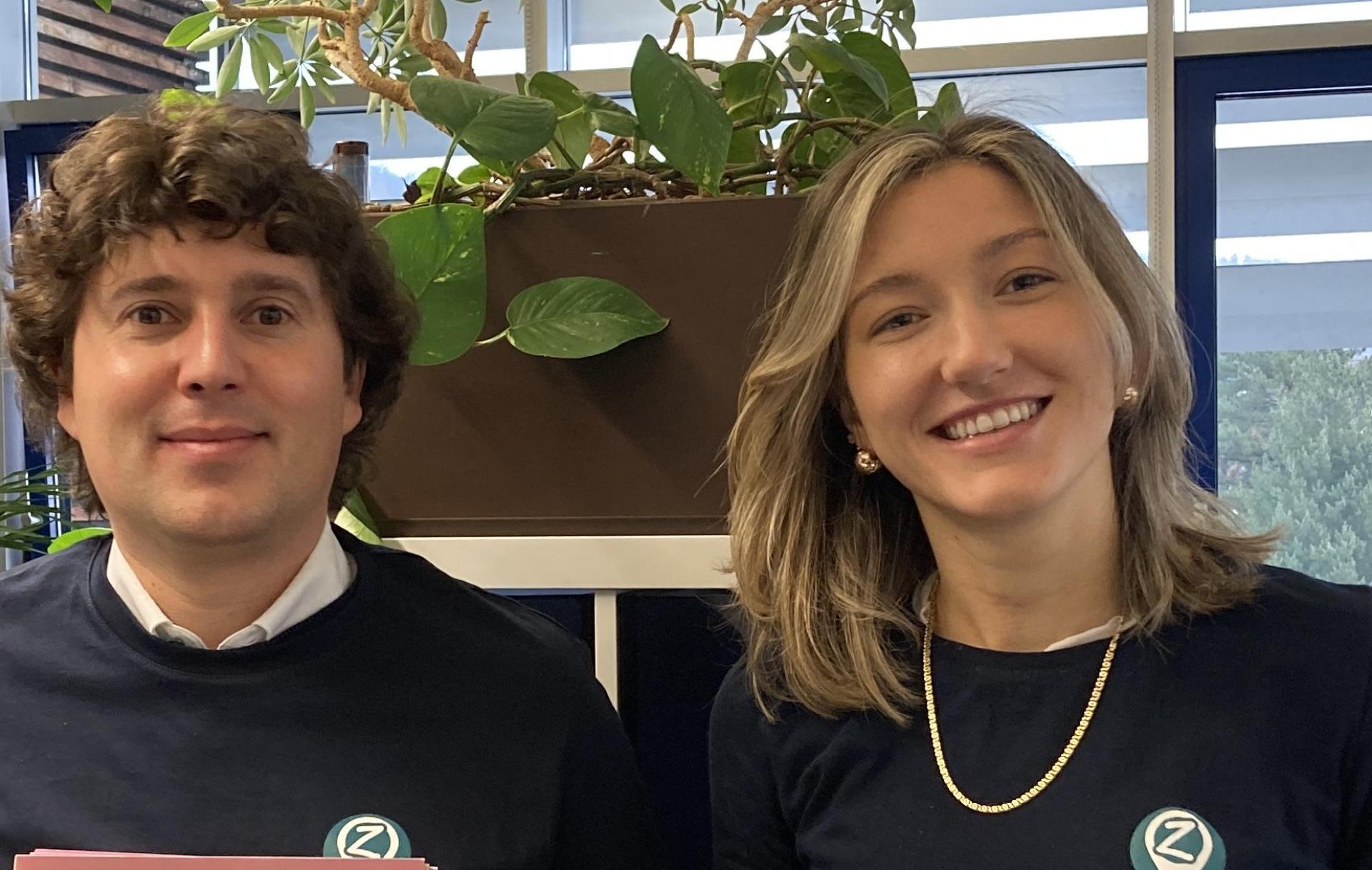 Robert Winkler, Inhaber der Email-Apotheke, bot das Thema Cannabis für die Azubi-Akademie an. Laura Pirke leitete das Planspiel in der Email-Apotheke.  (Bild: Stefanie Swann)