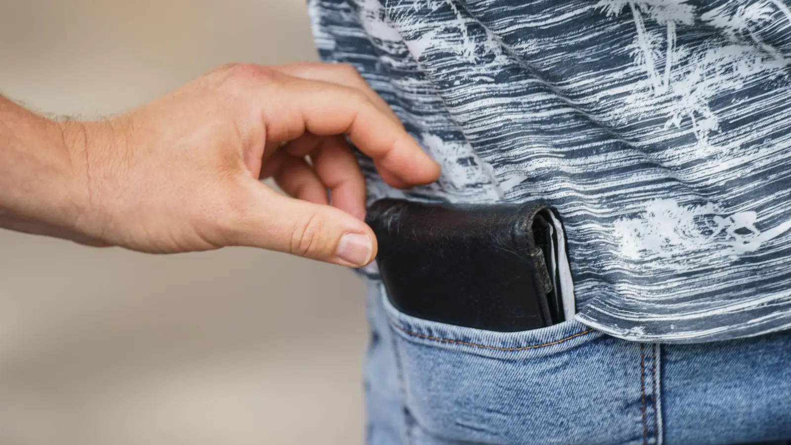 Der Geldbeutel wurde einem 20-Jährigen am Samstagmorgen in Amberg gestohlen. (Bild: Andreas Arnold)