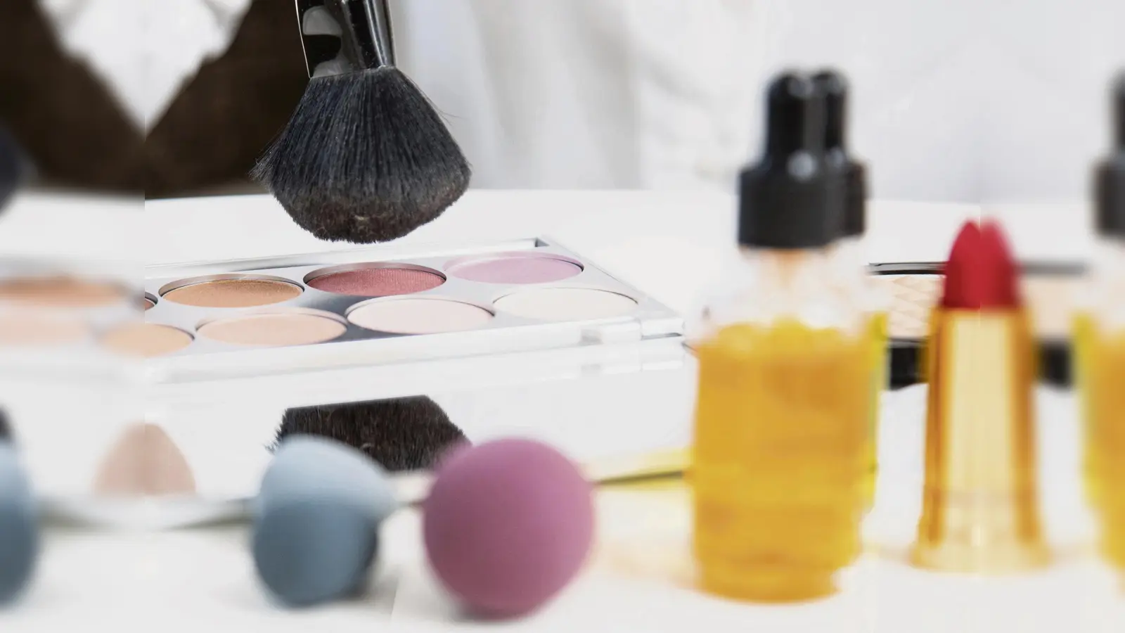 Eine 15-Jährige hat Kosmetik aus einer Drogerie mitgehen lassen - ist dabei aber ertappt worden. (Bild: agentur_dpa)